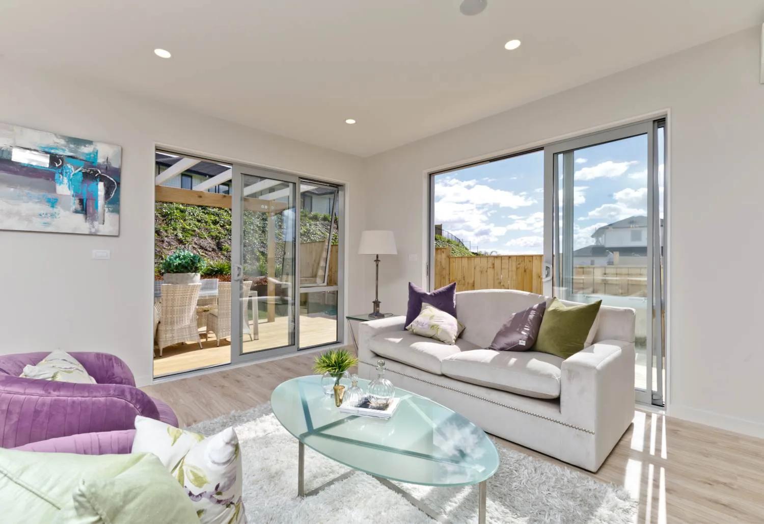 Colonial Drive, Lounge